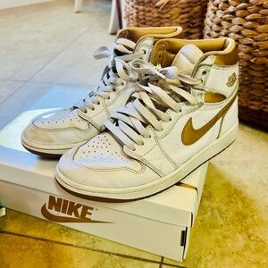 Nike air Jordan Retro High white Gold Sneaker Size 8  FD-2596-107 withMedaliion